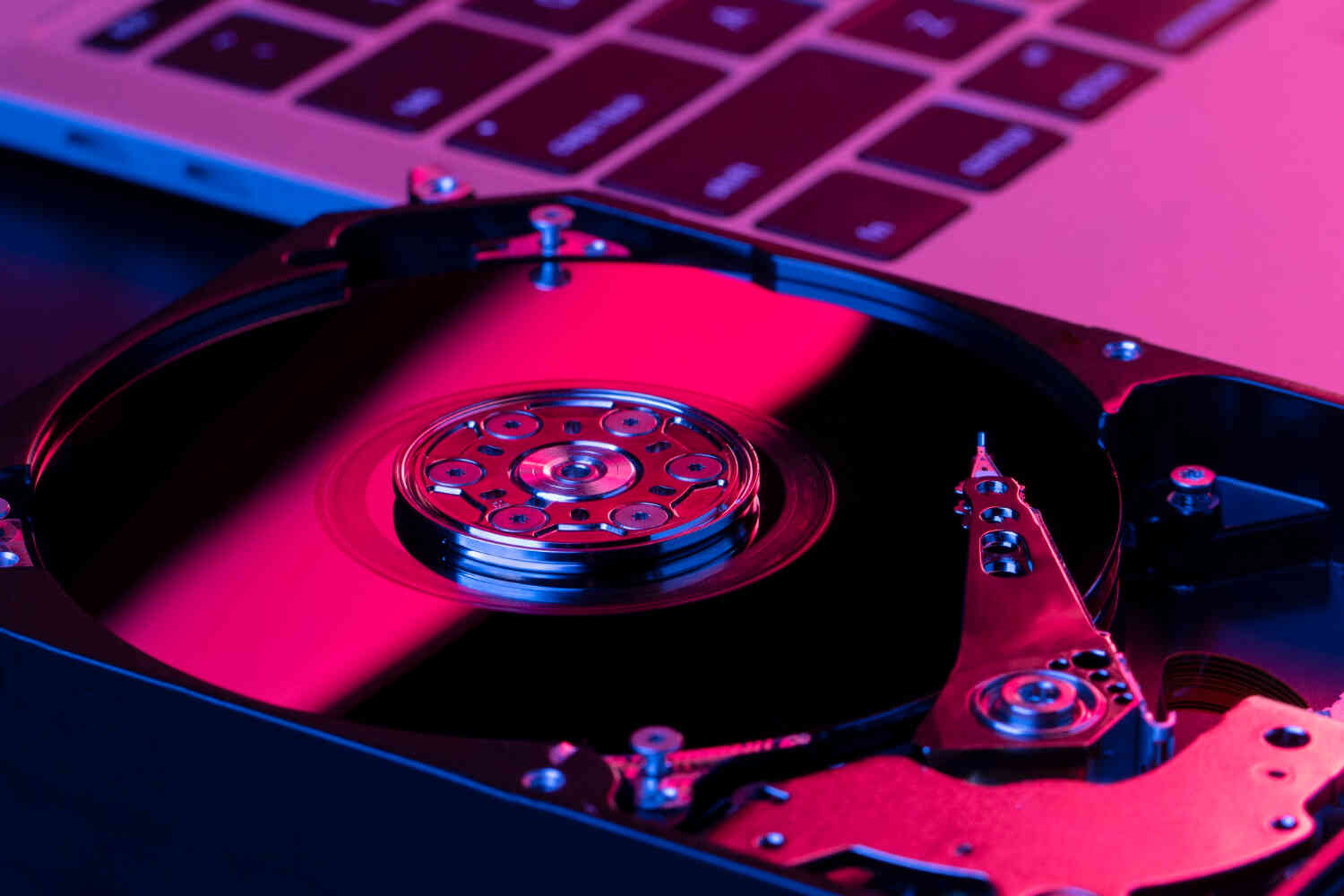 Jak odzyskać utracone dane? Skuteczne metody przywracania informacji z dysków HDD, SSD, RAID oraz urządzeń mobilnych
